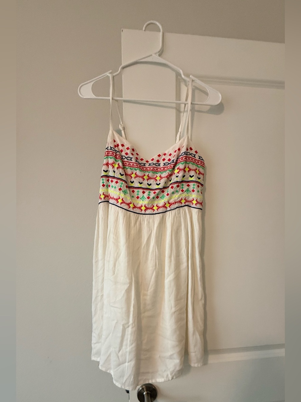Mudd White Top with Multicolor Embroidered Pattern - Picture 4 of 8